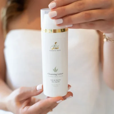 Cleansing Lotion in der Hand